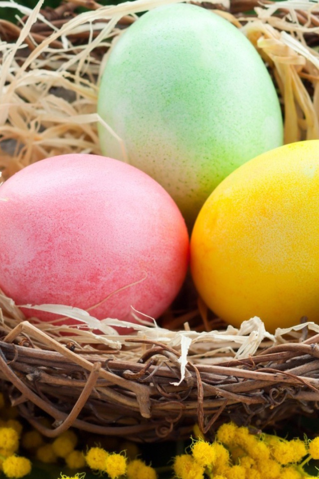 Яйца в плетеной тарелке на Пасху