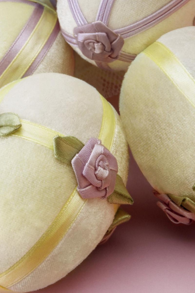 Яйца в тканевой оболочке на Пасху