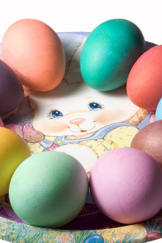 Яйца на тарелке на Пасху