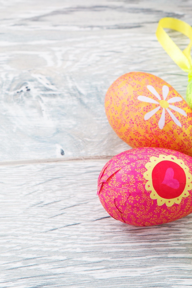 Яйца на деревянном столе на Пасху