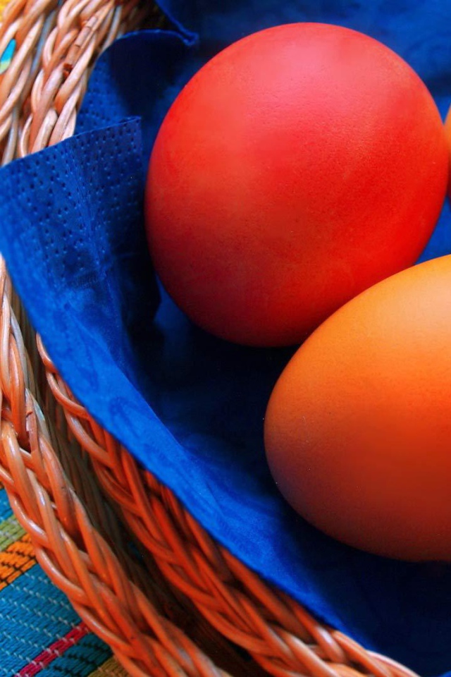 Яйца на синей салфетке на Пасху