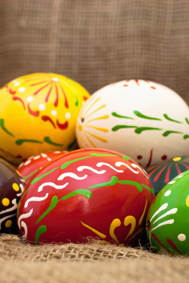 Яйца на мешковине на Пасху