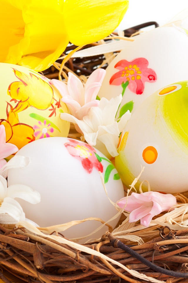Цветы и яйца в корзине на Пасху