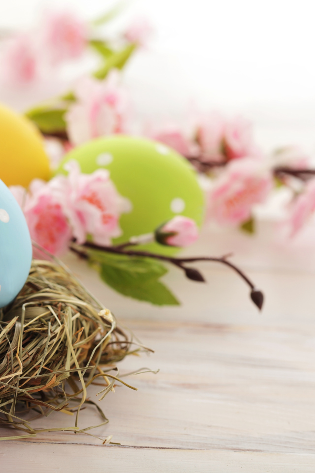 Розовые цветы и яйца на Пасху