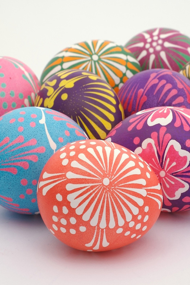 Солнечный орнамент на яйцах на Пасху