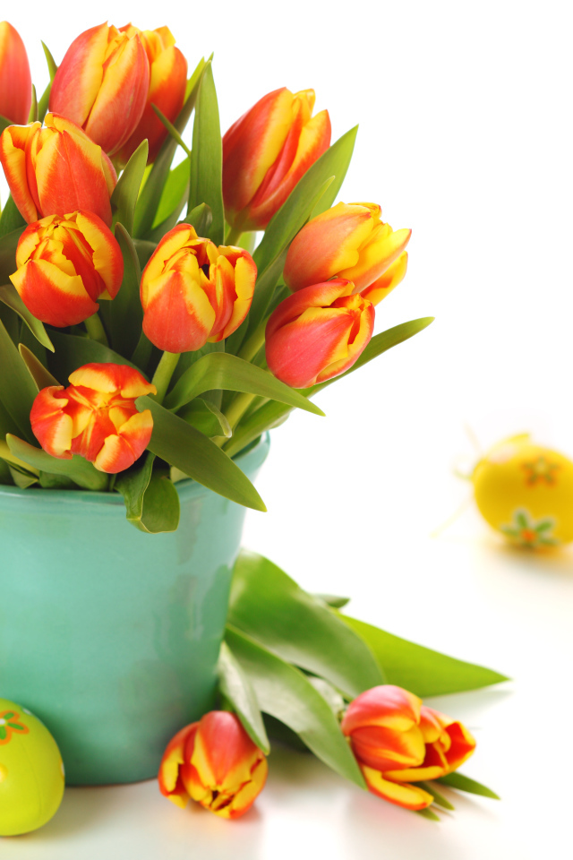 Букет тюльпанов и яйца на Пасху
