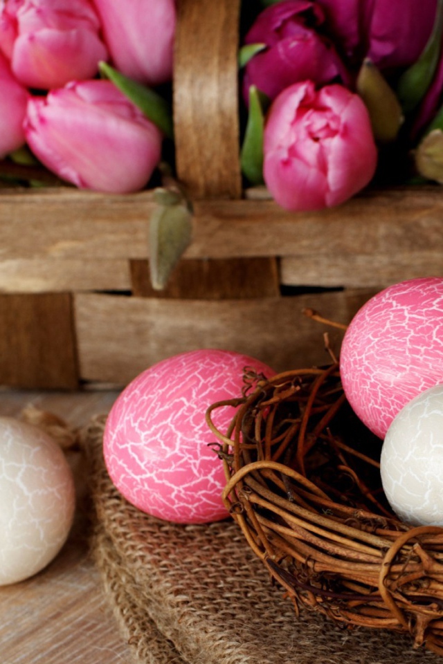 Белые и розовые яйца на Пасху