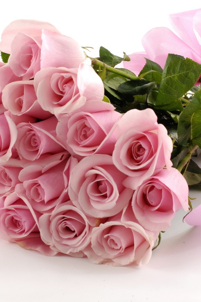 Красивый розовый букет в подарок на восьмое марта