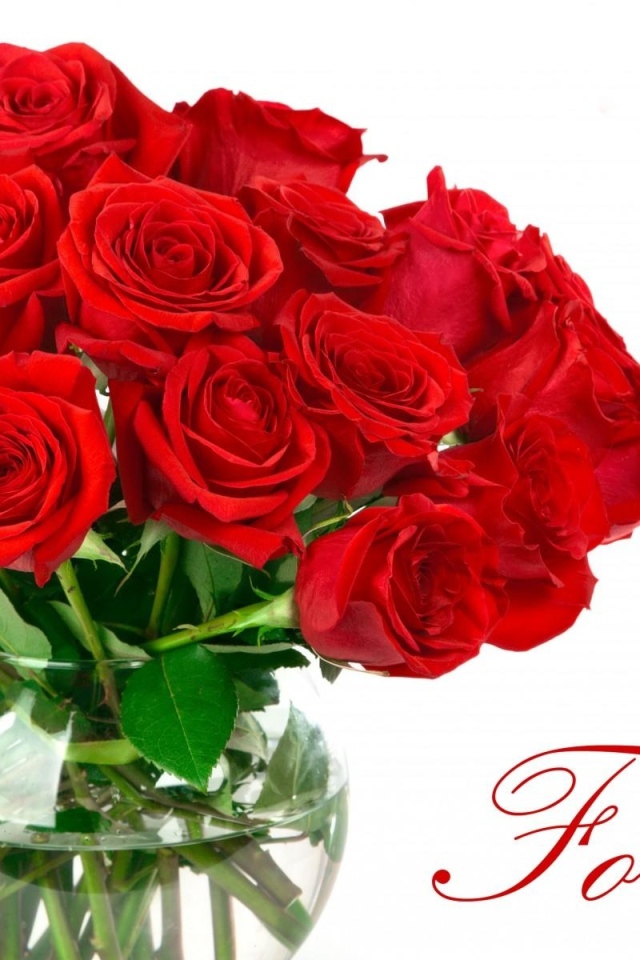 Букет красных роз на 8 марта в вазе