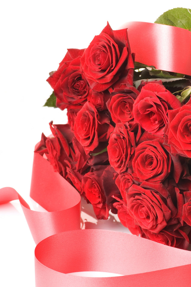 Букет красных роз с лентой  на 8 марта