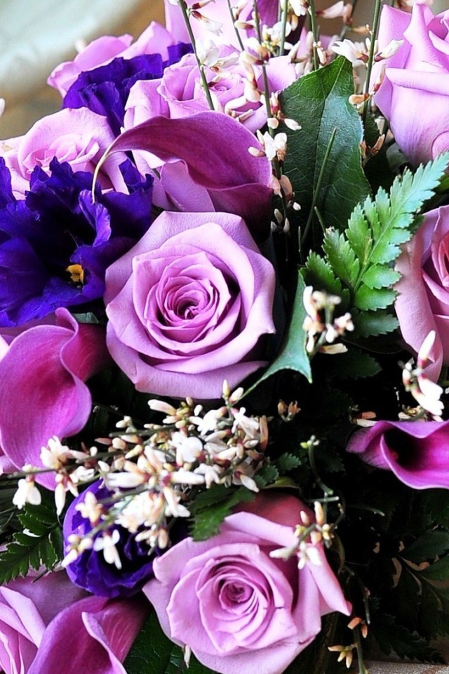 Фиолетовые розы в букете женщинам на восьмое марта