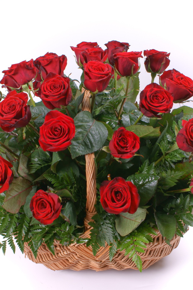 Красные розы на 8 марта в корзинке
