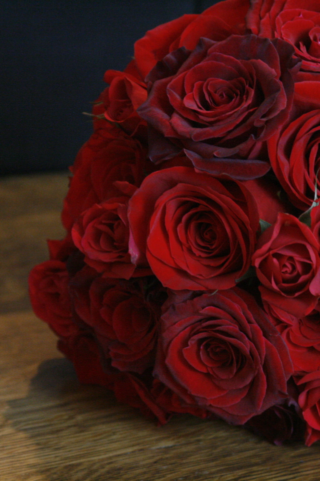 Красные розы на 8 марта на темном фоне