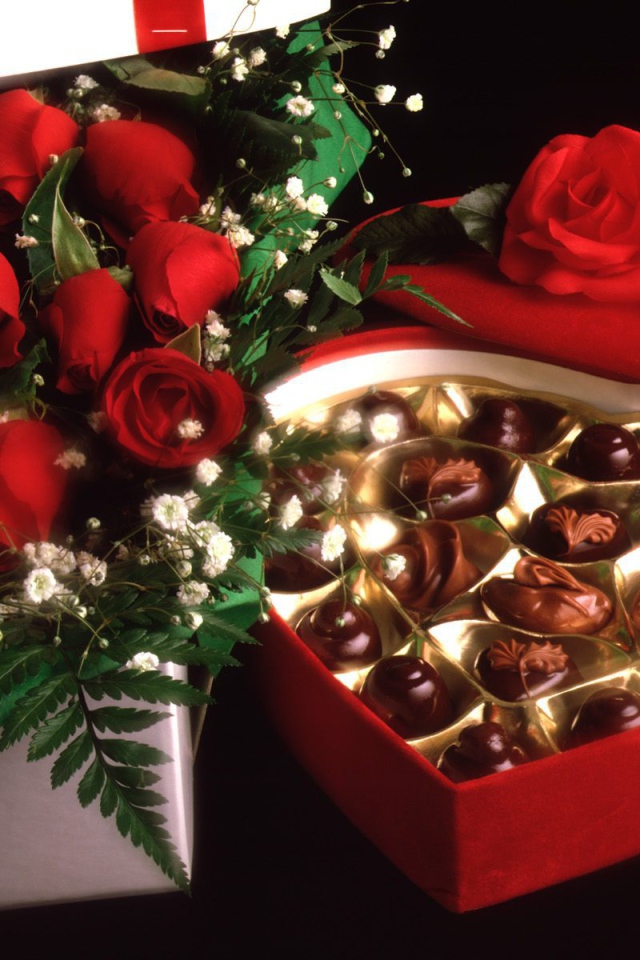 Красные розы на 8 марта с конфетами
