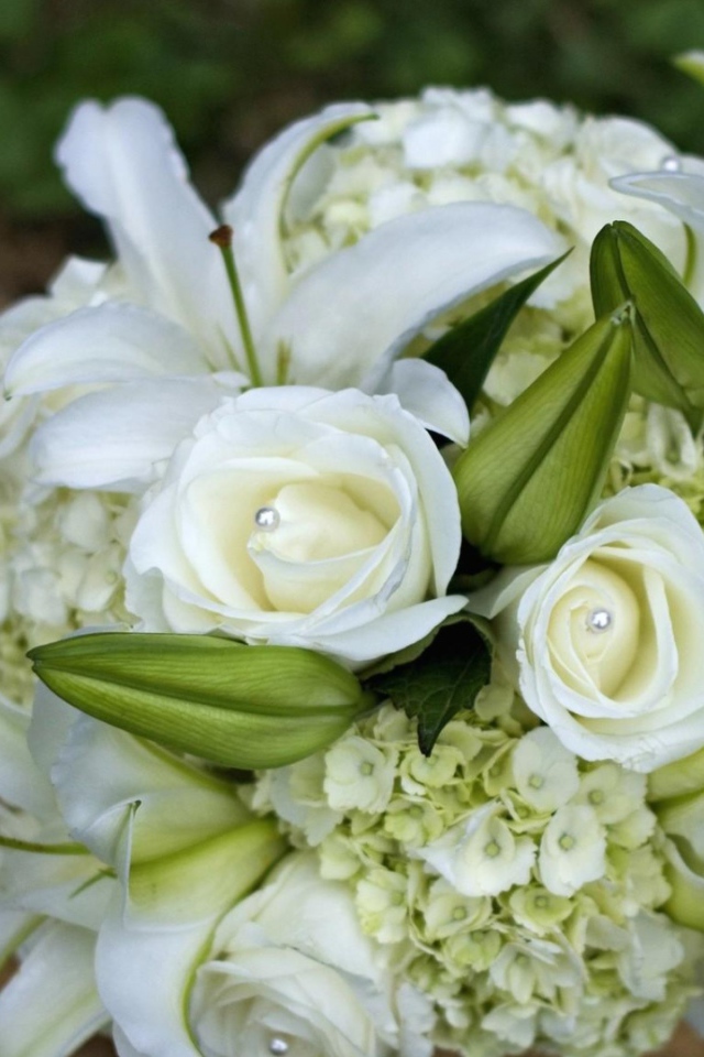 Белые розы в украшенном букете на восьмое марта