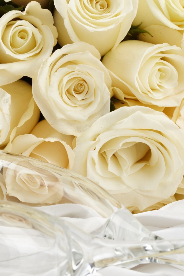 Жёлтые розы и бокал для шампанского для восьмого марта