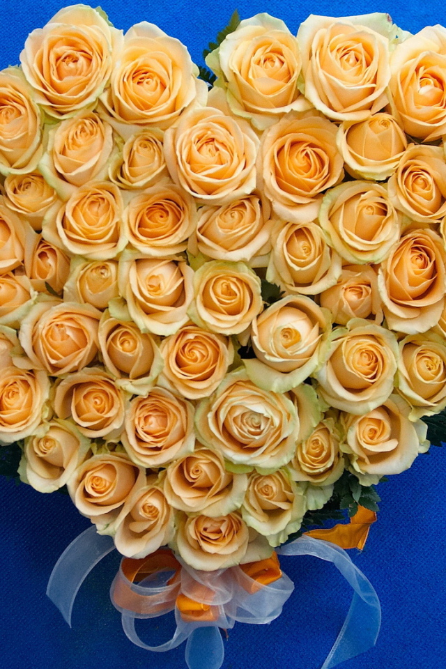 Жёлтые розы в виде сердца на восьмое марта