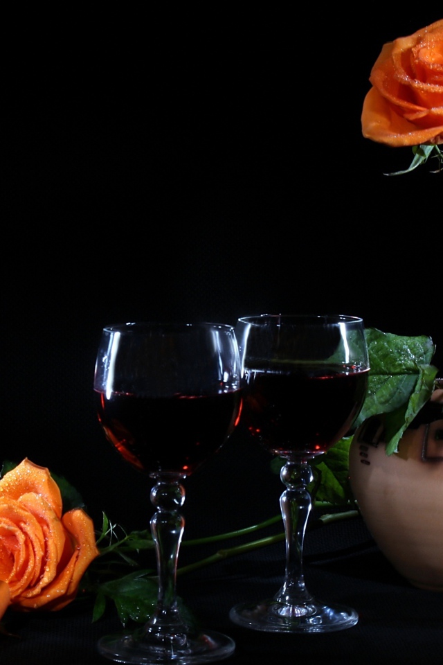 Розы и бокалы с вином
