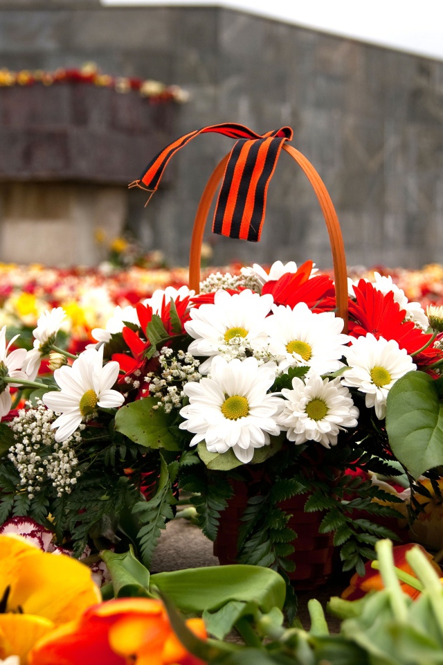 Корзина цветов в День Победы 9 мая