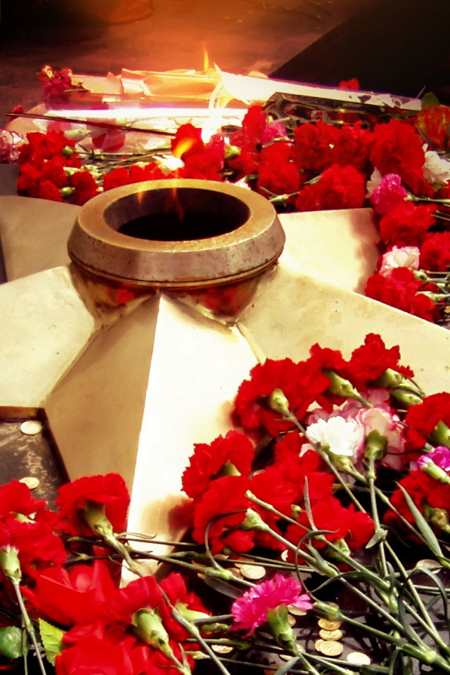 Вечный огонь в День Победы 9 мая