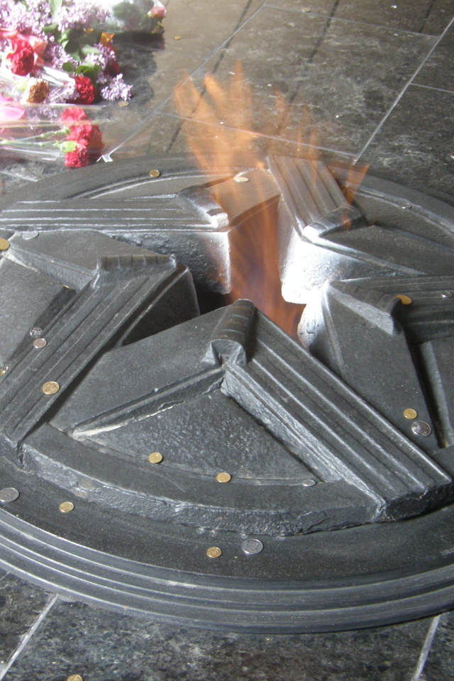 Пламя вечного огня в День Победы 9 мая