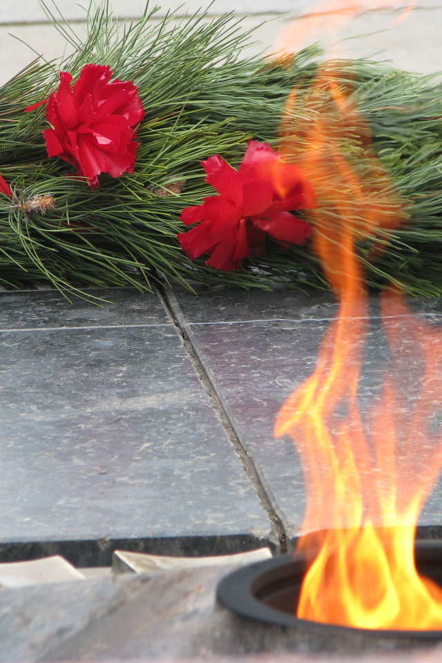 Венок и вечный огонь в День Победы 9 мая