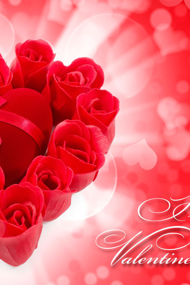 Коробочка с подарком среди роз на День Святого Валентина 14 февраля