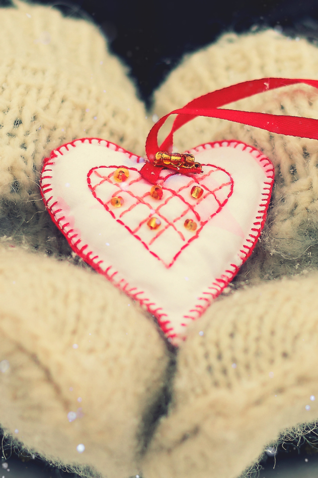 Сердце в руках на День Святого Валентина 14 февраля
