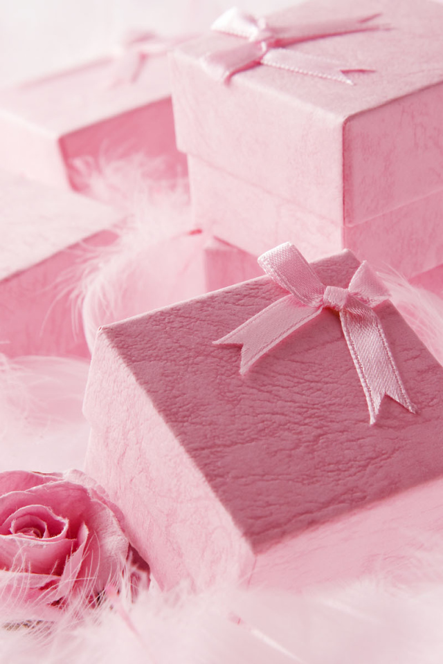 Розовые коробки с подарками на День Святого Валентина 14 февраля