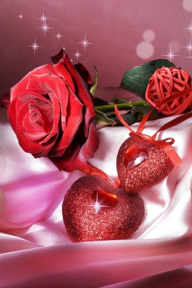 Розы и сердца на атласе на День Святого Валентина 14 февраля