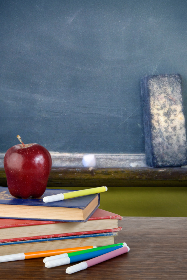 Яблоко на книгах в День знаний 1 сентября