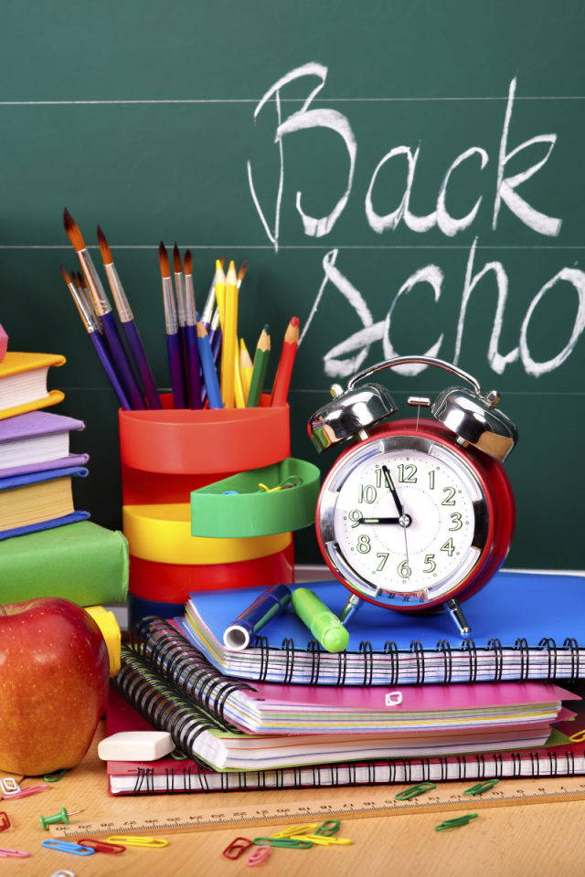 Книги и будильник в День знаний 1 сентября