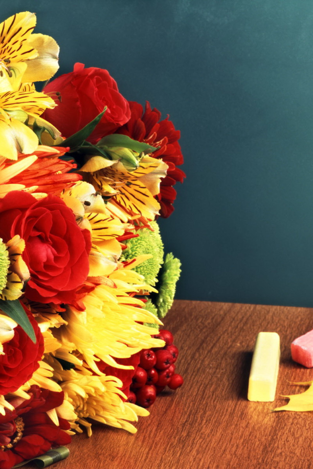 Букет и мелки на столе в День знаний 1 сентября