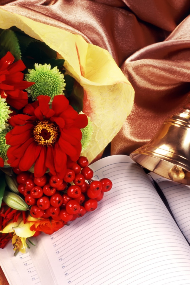 Блокнот и букет в День знаний 1 сентября