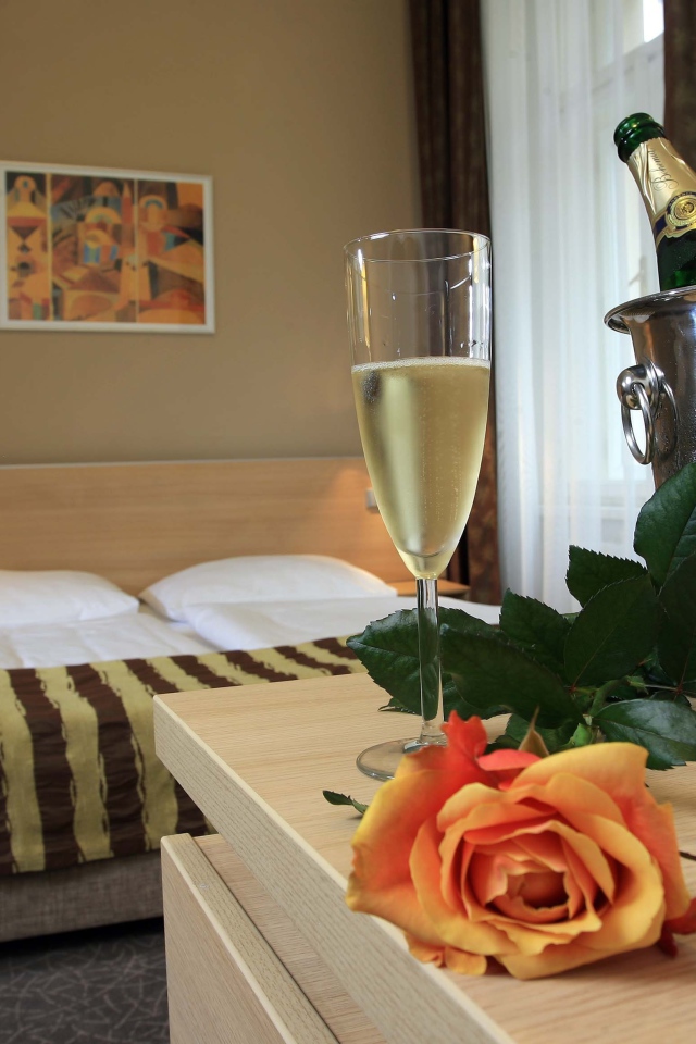 Шампанское в спальне