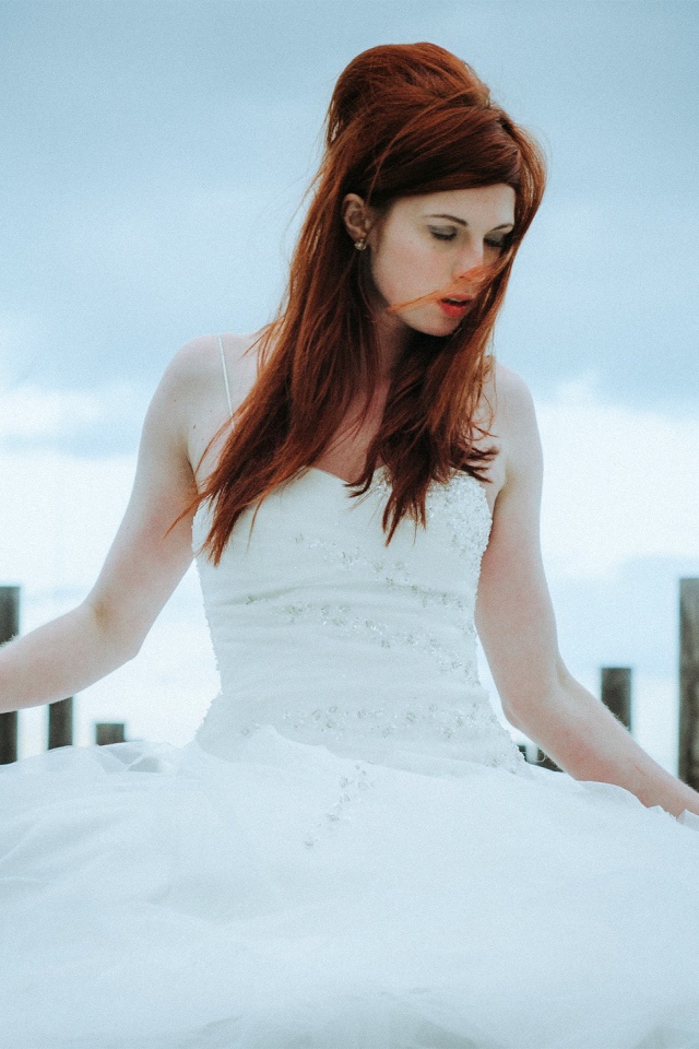 Девушка в свадебном платье