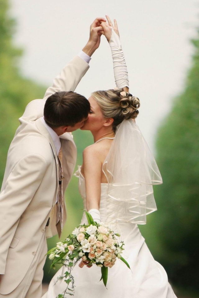 Kiss of the bride and groom