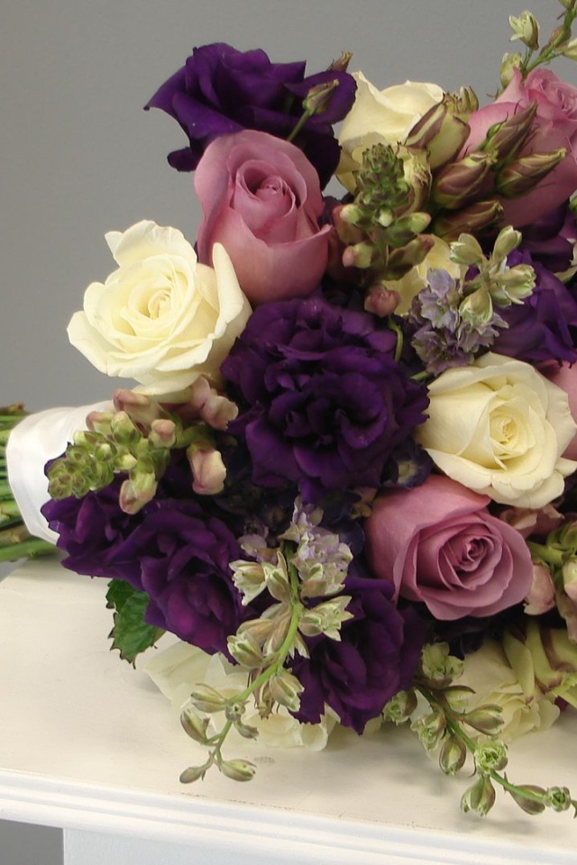Фиолетовые розы в красивом свадебном букете