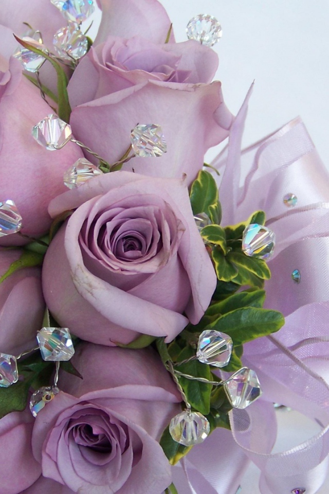 Фиолетовые розы в свадебном букете