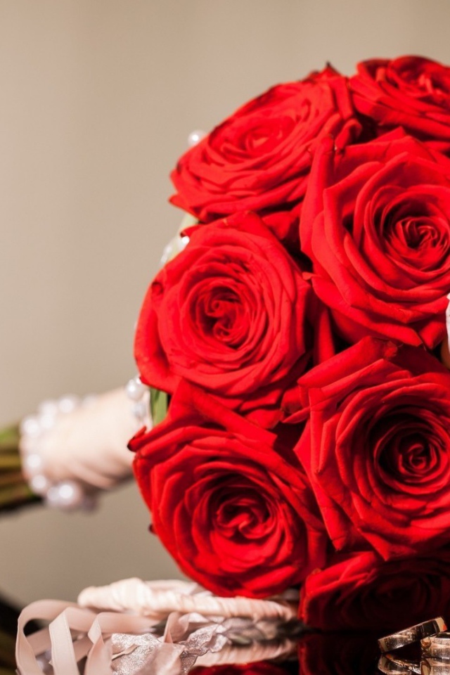 Красные розы в свадебном букете
