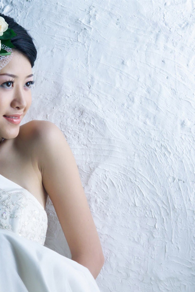 Невеста у белой стены
