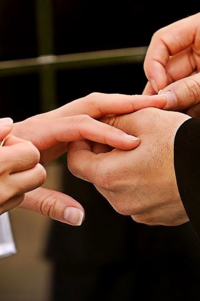 Жених одевает кольцо невесте