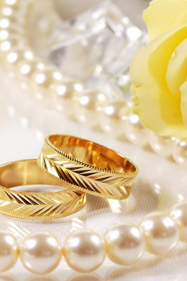 Свадебные кольца и жёлтая роза