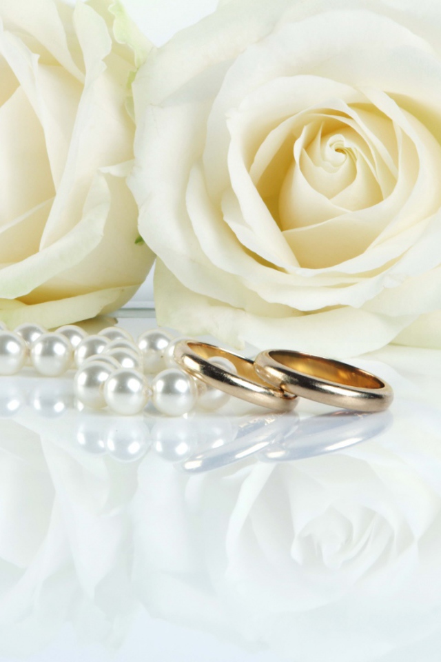 Белые розы и свадебные кольца
