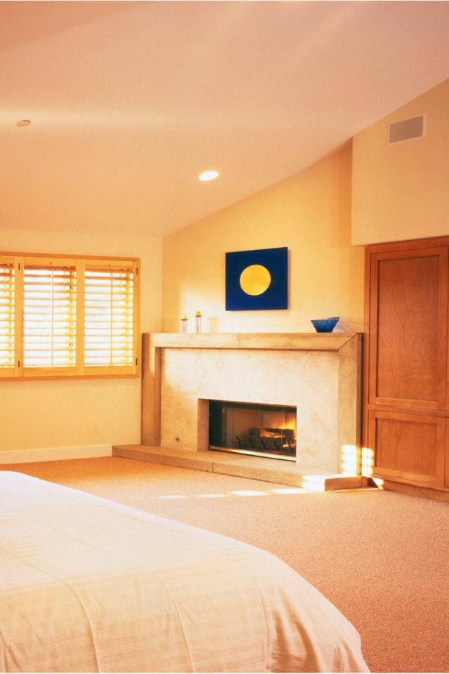 Спальня с камином на даче