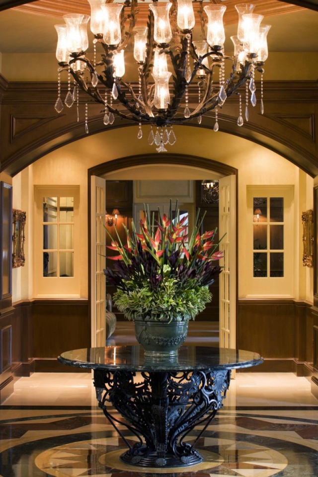 Цветы на оригинальном столе