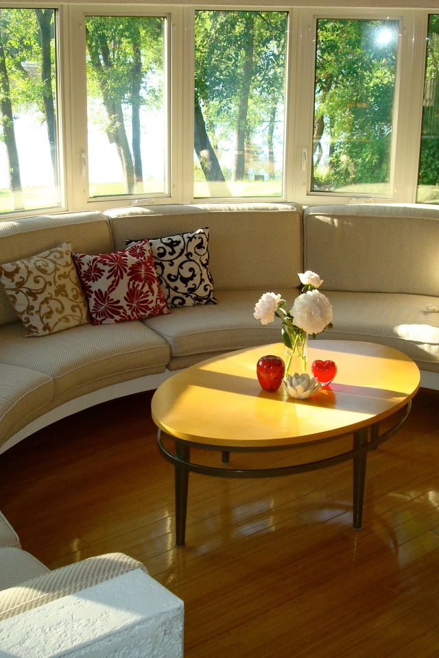 Круглая веранда с диваном