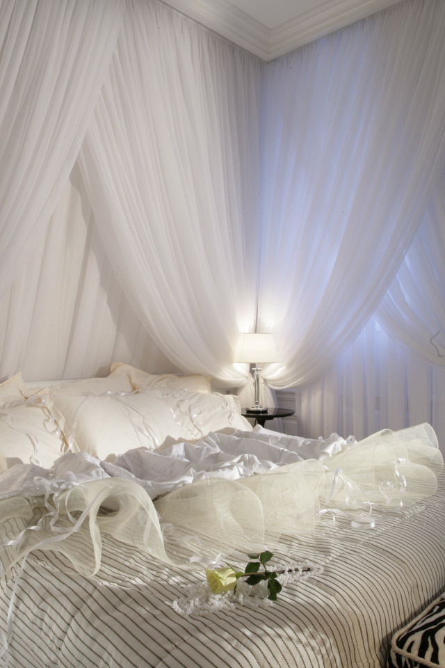 Белая спальня со свечами