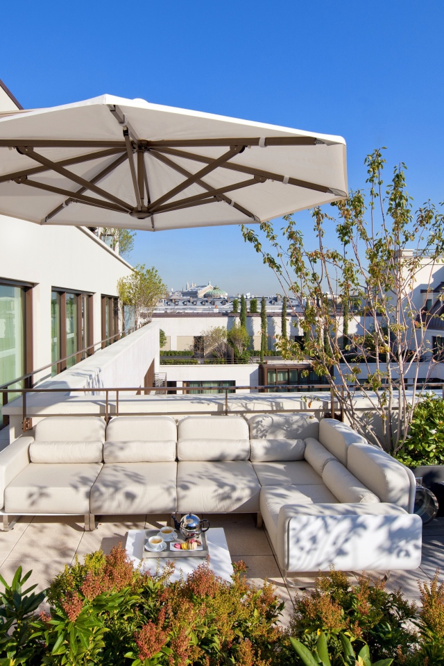 Белый диван на веранде