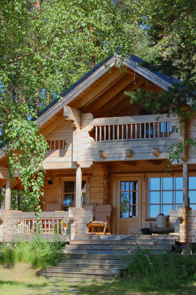 Деревянный дом в лесу